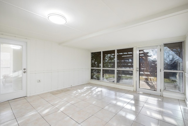 empty room featuring light tile patterned floors