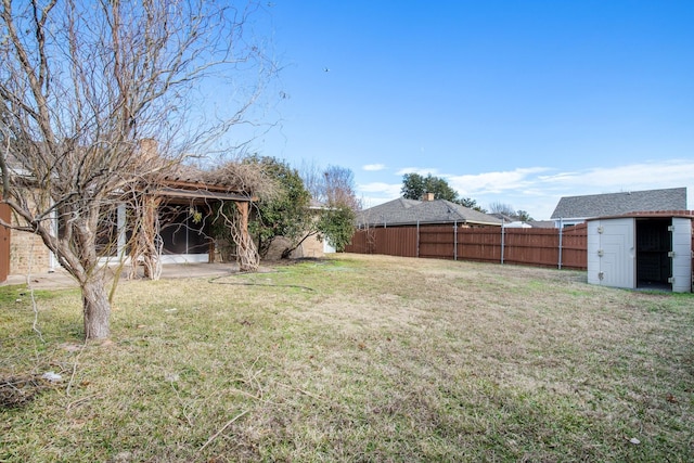 view of yard with a storage unit