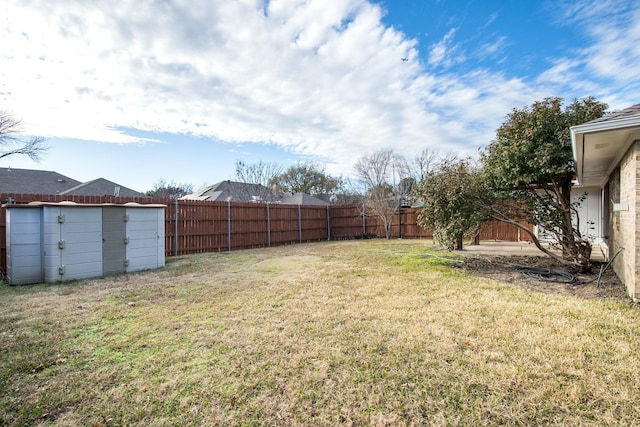 view of yard featuring a shed