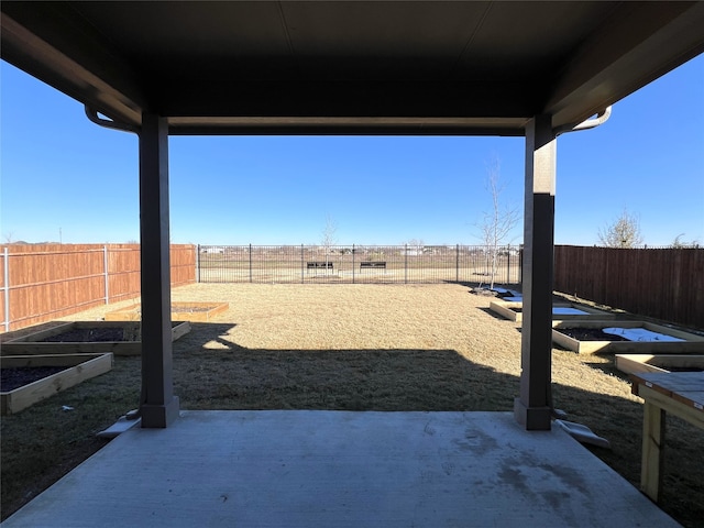 view of yard featuring a patio area