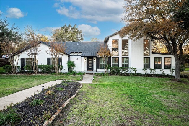 view of front of property with a front yard