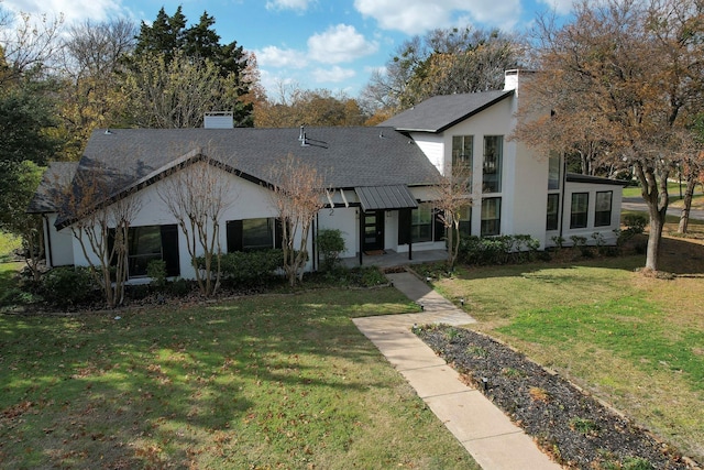 view of front facade with a front lawn