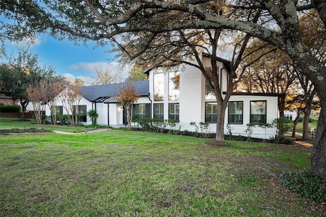 view of front facade with a front lawn