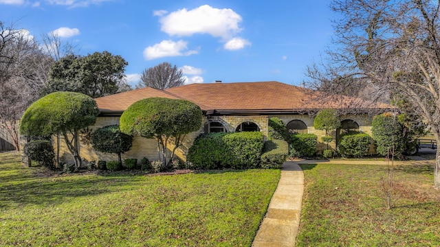 view of front of home featuring a front lawn