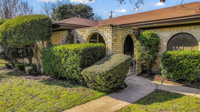 view of front of house with a front lawn