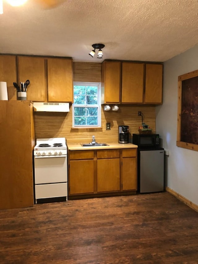 kitchen with sink, stainless steel refrigerator, white electric stove, a textured ceiling, and dark hardwood / wood-style flooring