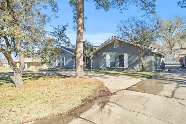 ranch-style house featuring a front lawn