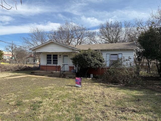 view of front facade featuring a porch and a front yard