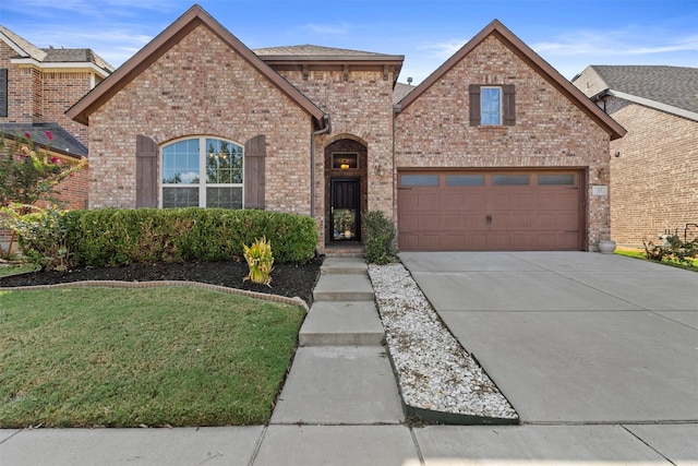 view of front of property featuring a front lawn