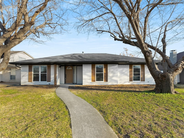 view of front facade featuring a front lawn