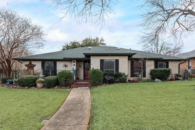 view of front of property featuring a front lawn