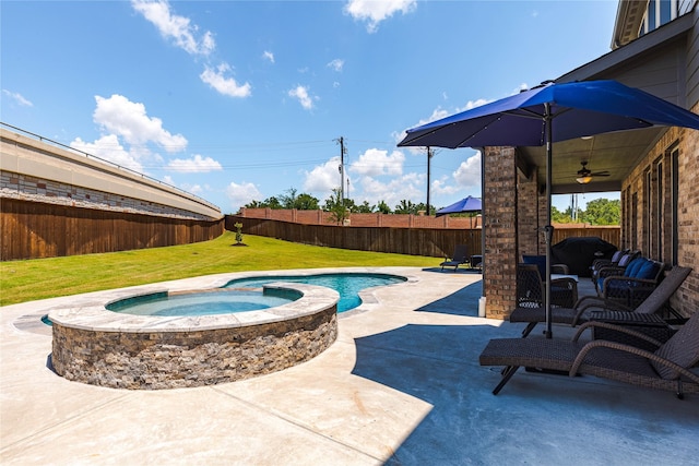 view of swimming pool featuring an in ground hot tub, a patio area, a lawn, and ceiling fan