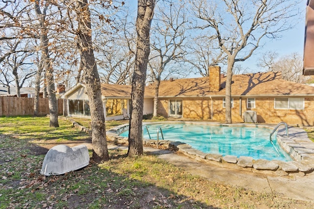 view of swimming pool