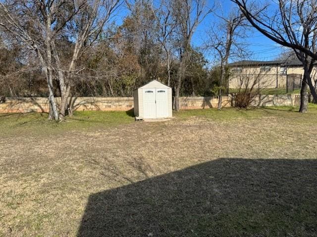 view of yard featuring a shed