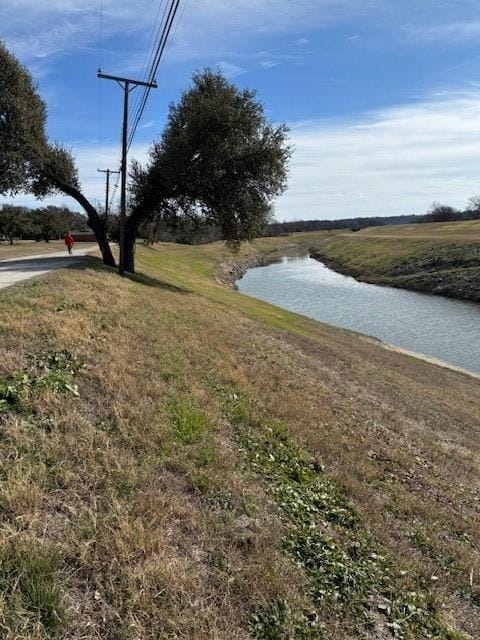 view of yard featuring a water view