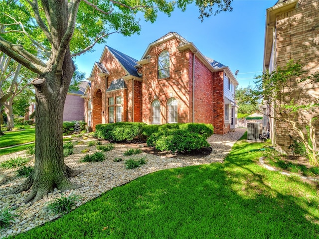 view of front facade featuring a front yard