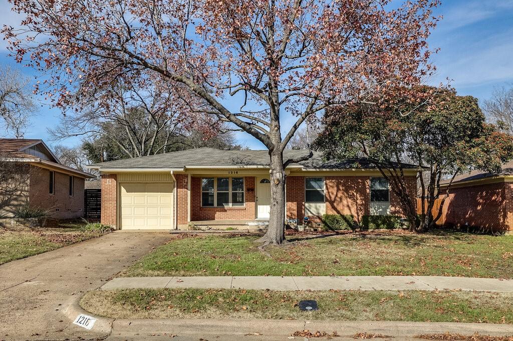 view of front of home with a garage and a front lawn