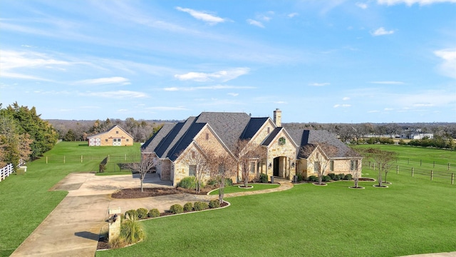 view of front of property featuring a front lawn