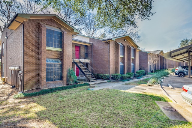 view of front of home featuring a front yard and a carport