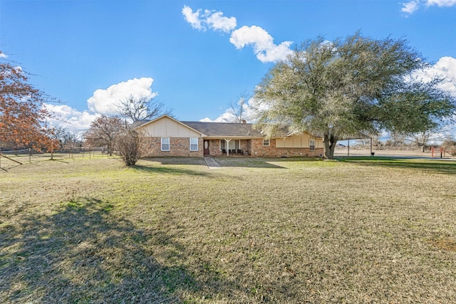 view of front of property featuring a front lawn