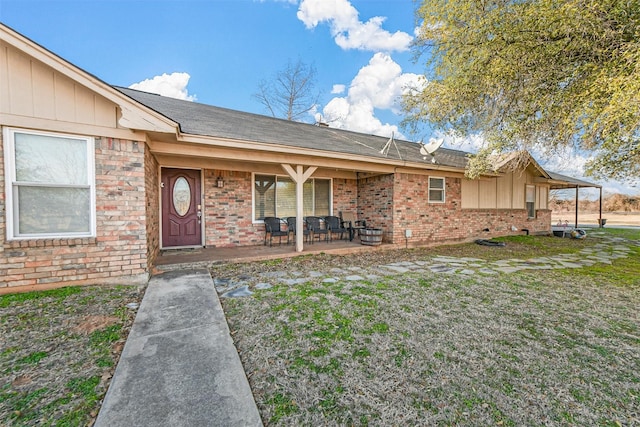 view of front of home featuring a patio area and a front yard