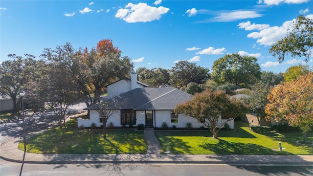 view of front of property with a front yard