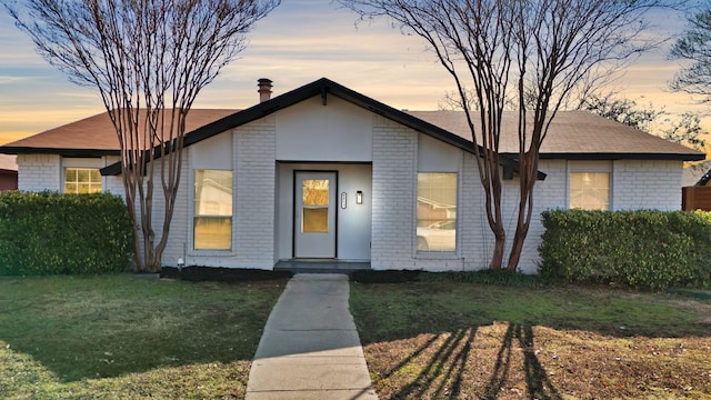 view of front of house featuring a lawn