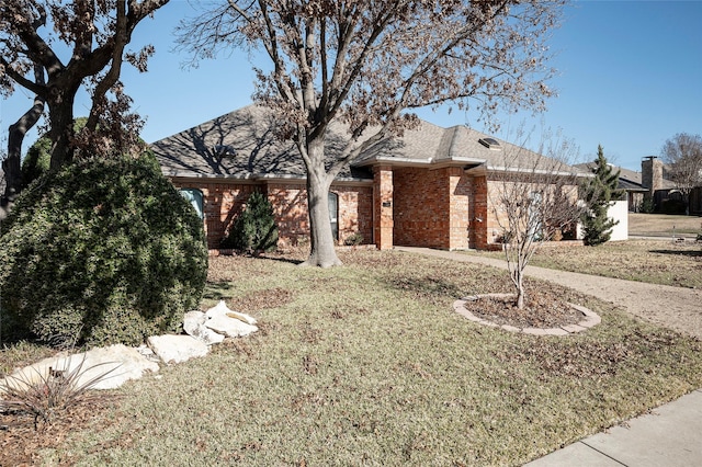 view of front of home featuring a front lawn