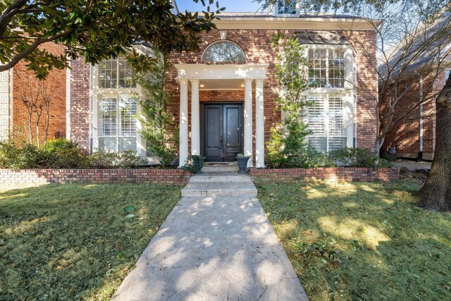 living room featuring hardwood / wood-style flooring, ornamental molding, and a high ceiling