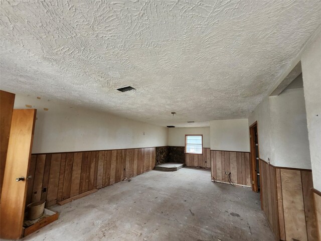 empty room featuring a textured ceiling