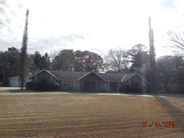 ranch-style house with a front yard