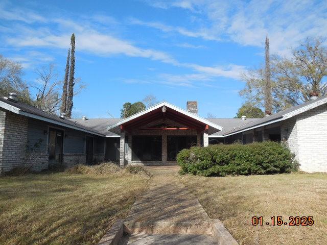 view of front of house with a front yard