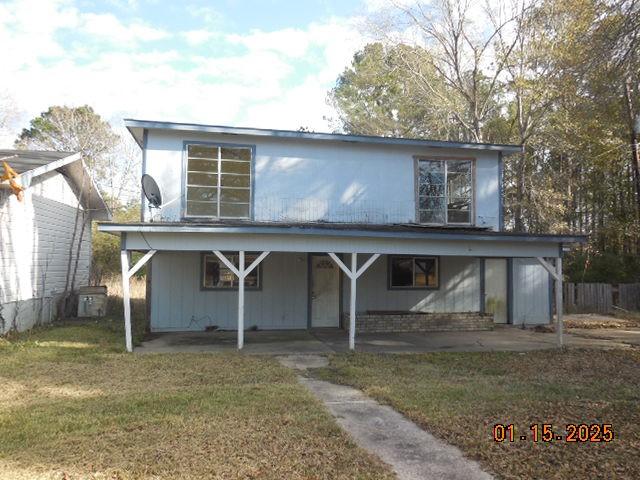 view of front facade with a front lawn