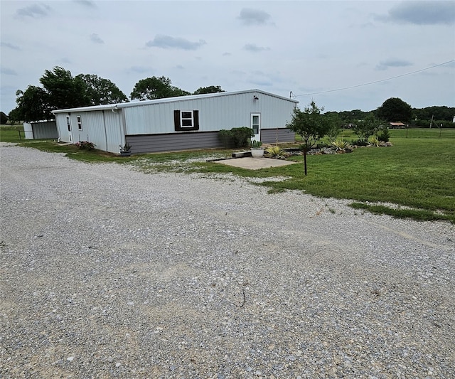 view of front of house featuring a front lawn