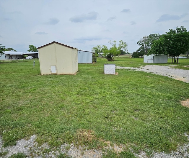view of yard featuring an outbuilding