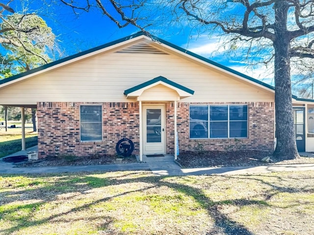 view of front of home featuring a front lawn and a carport