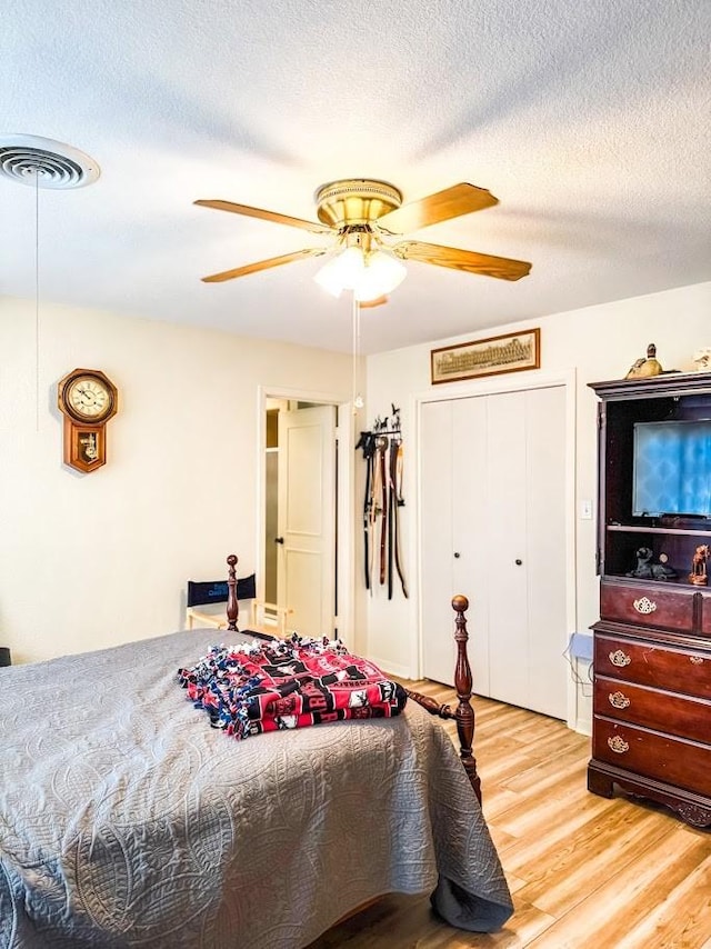 bedroom featuring a textured ceiling, ceiling fan, and hardwood / wood-style floors