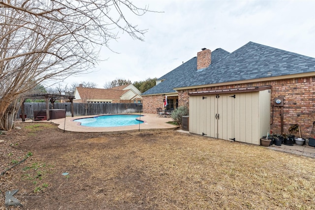 view of swimming pool featuring a jacuzzi, a patio, and a pergola