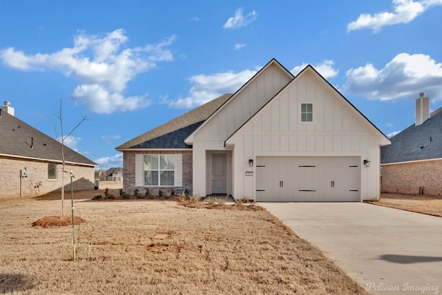 view of front facade featuring a garage