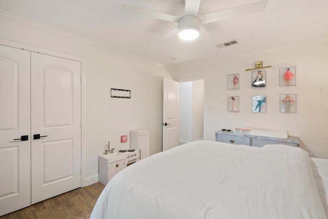 bedroom featuring ceiling fan, a closet, ornamental molding, and light hardwood / wood-style flooring