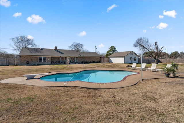 view of pool featuring a diving board, a patio, and a yard