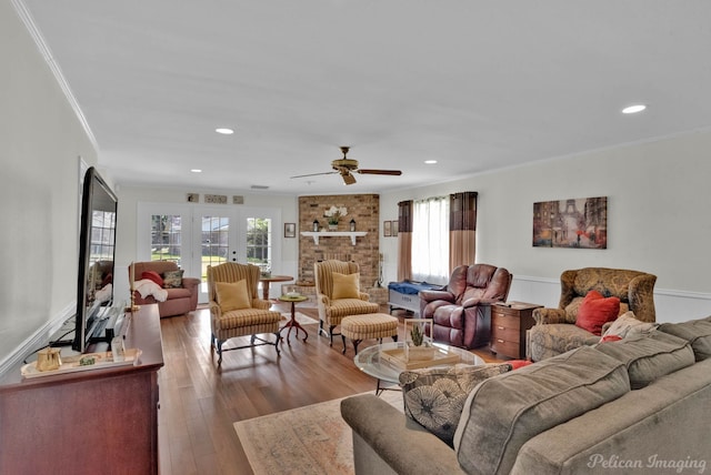 living room featuring light hardwood / wood-style floors, crown molding, and ceiling fan