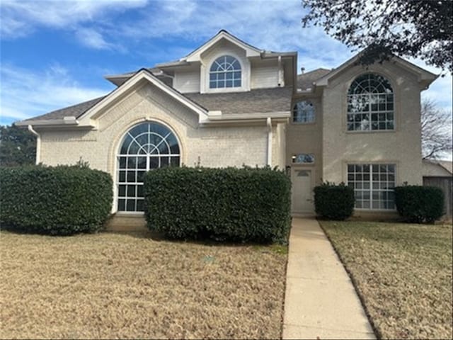 view of front property featuring a front lawn