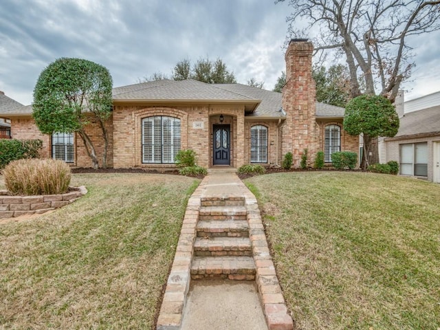 view of front of house featuring a front lawn