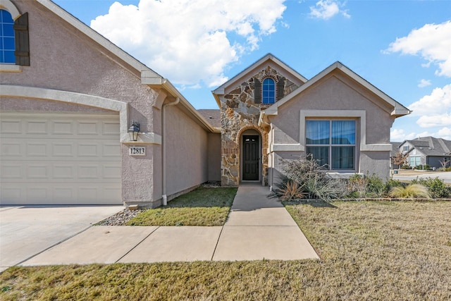 view of front of property featuring a garage and a front yard