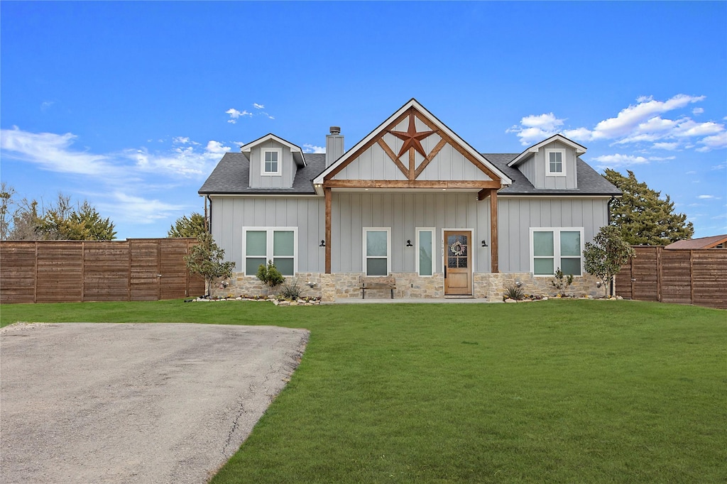 view of front of house with a front yard