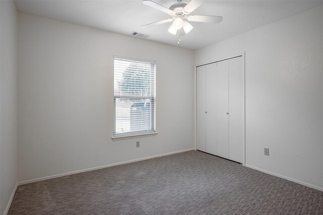 carpeted empty room featuring ceiling fan