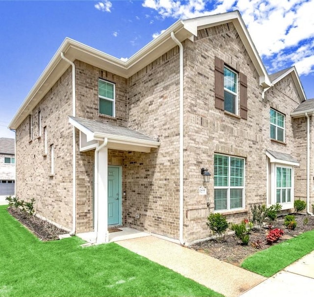 view of front of home featuring a front lawn