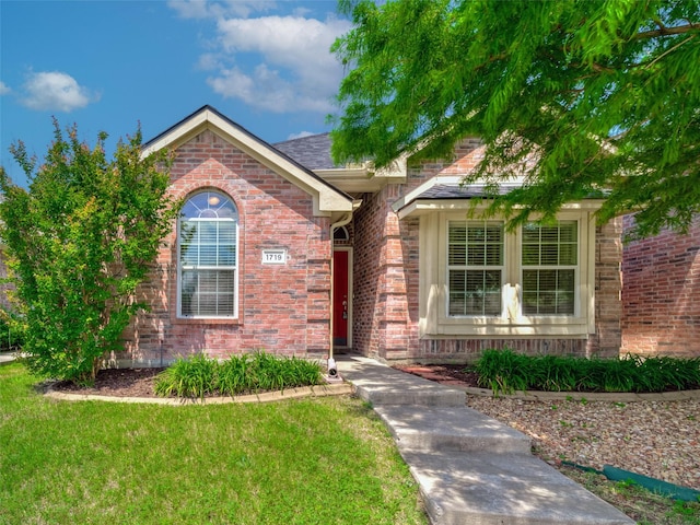 view of front of house featuring a front yard