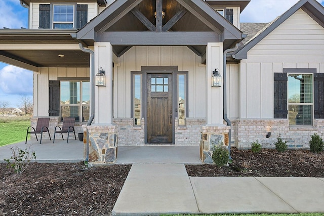 doorway to property with covered porch